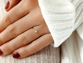 Zarter Zirkon Ring in gold mit einem kleinen Zirkon Stein und sehr dünnem Edelstahl von Lymaja Jewelry
